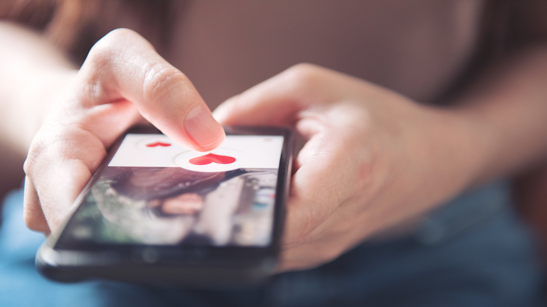 The playful texting guide for older women dating younger men